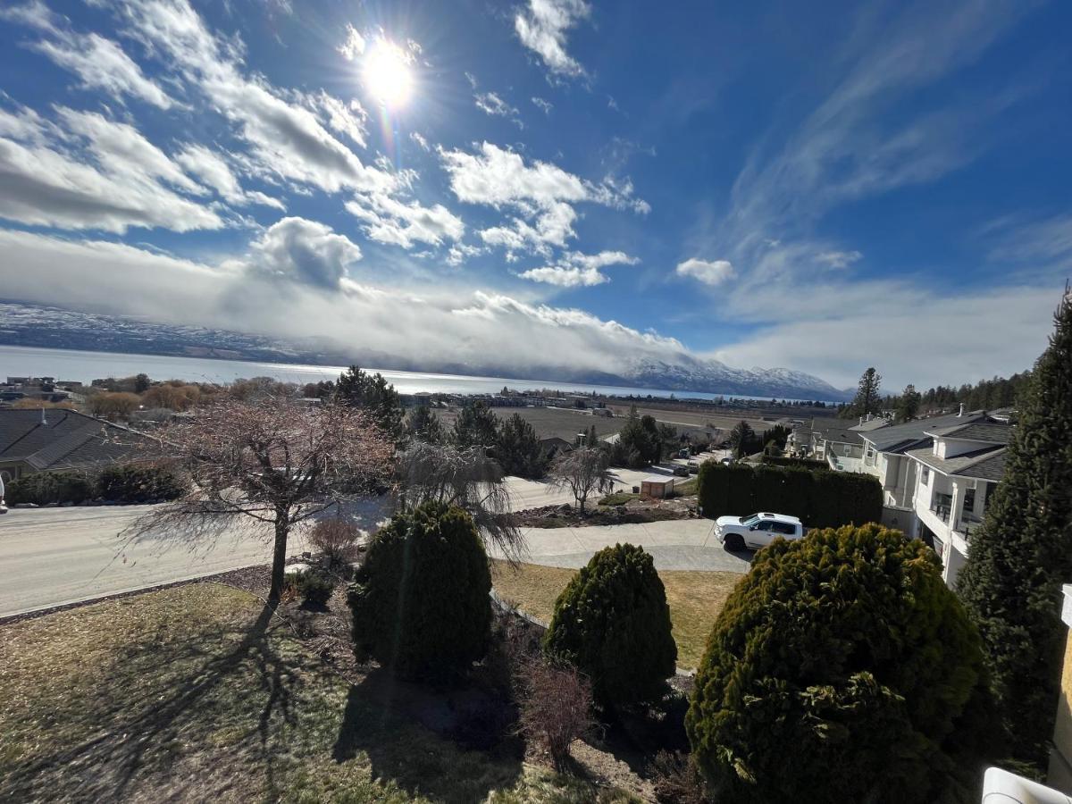 Lake View Yellow House By Winary Resort West Kelowna Exteriör bild