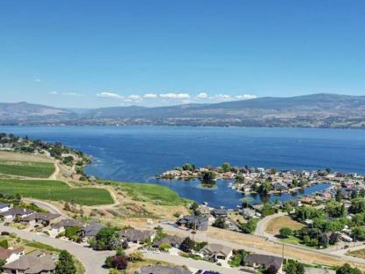 Lake View Yellow House By Winary Resort West Kelowna Exteriör bild