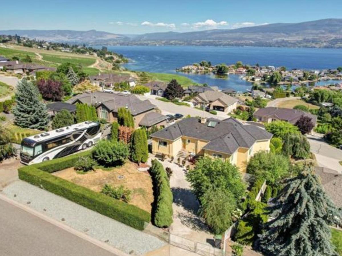 Lake View Yellow House By Winary Resort West Kelowna Exteriör bild