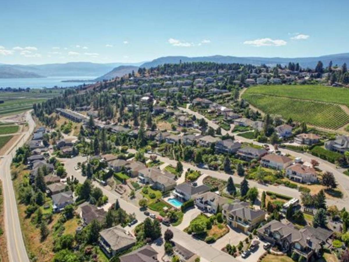 Lake View Yellow House By Winary Resort West Kelowna Exteriör bild