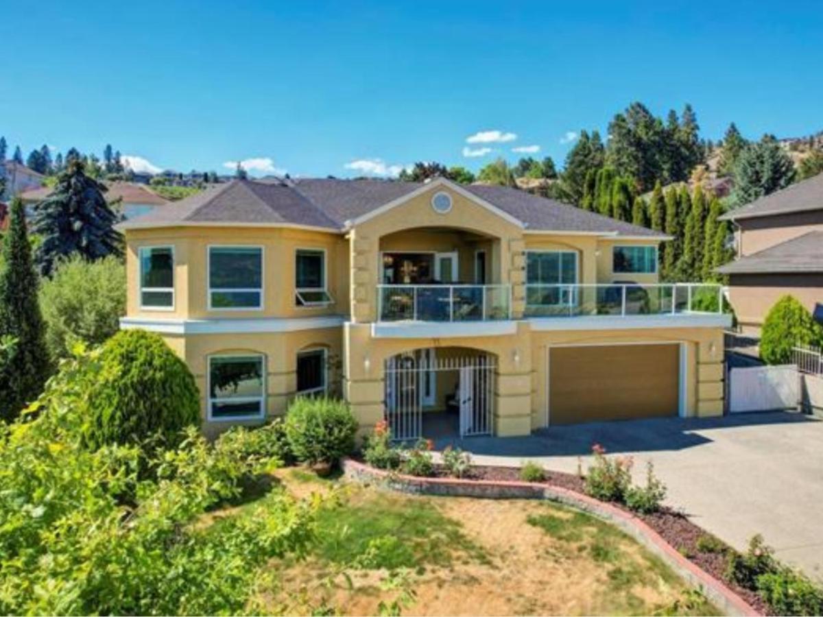 Lake View Yellow House By Winary Resort West Kelowna Exteriör bild