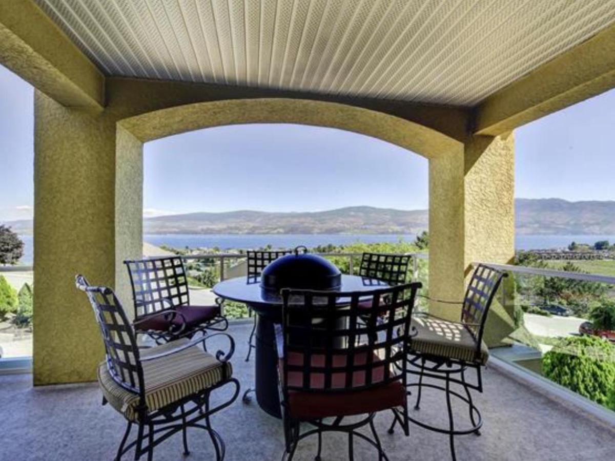 Lake View Yellow House By Winary Resort West Kelowna Exteriör bild