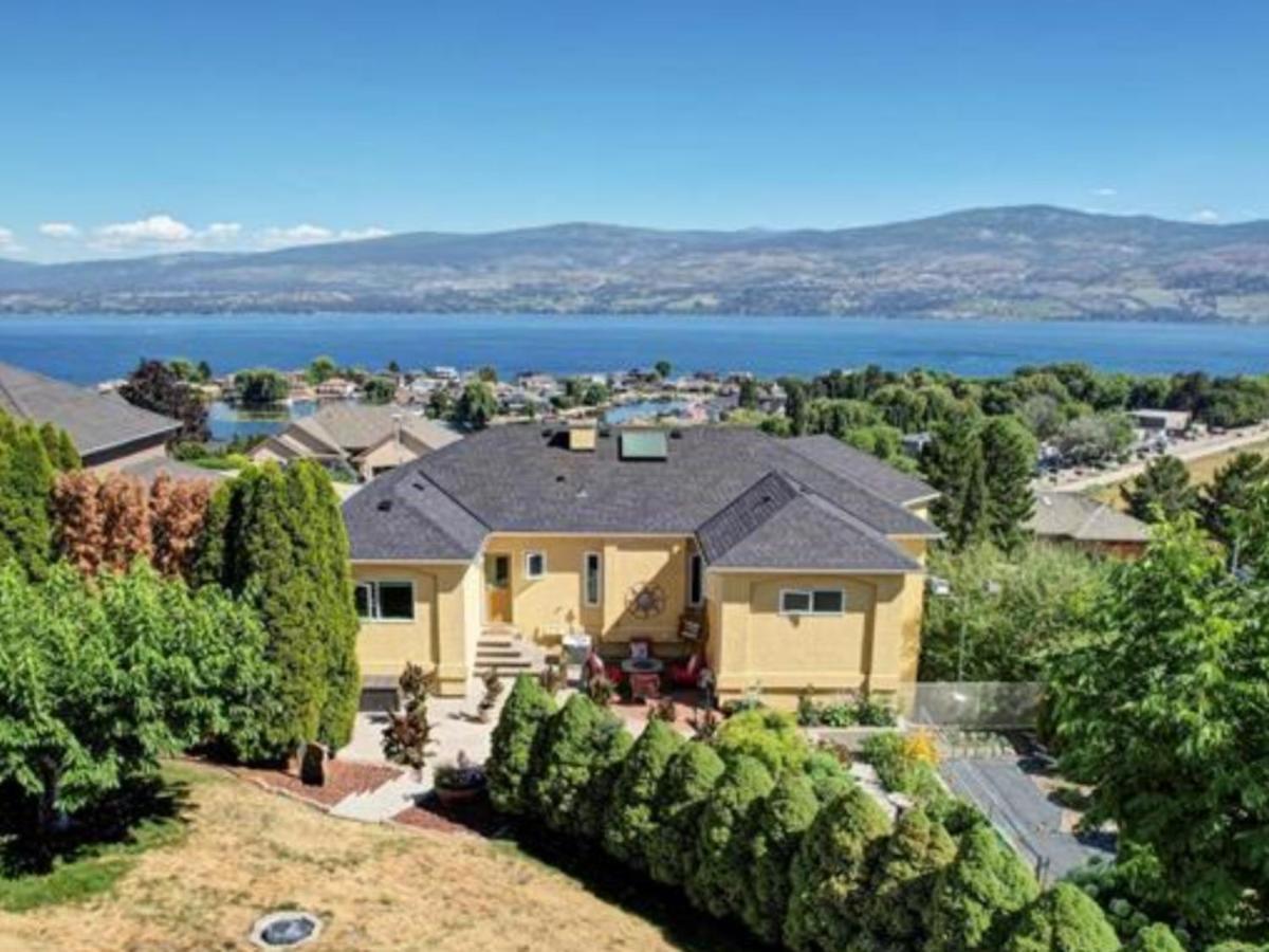 Lake View Yellow House By Winary Resort West Kelowna Exteriör bild