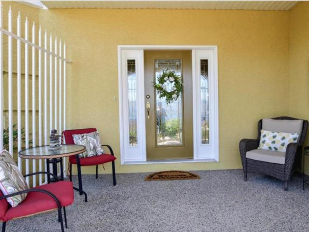 Lake View Yellow House By Winary Resort West Kelowna Exteriör bild