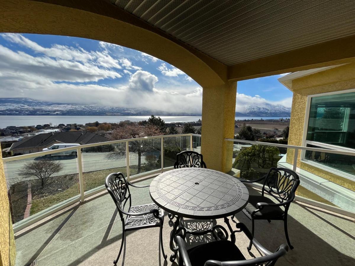 Lake View Yellow House By Winary Resort West Kelowna Exteriör bild